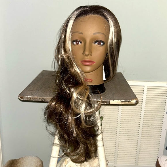 Stunning synthetic wig - Picture 4 of 9